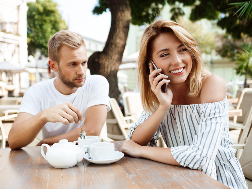 woman on mobile ignoring boyfriend